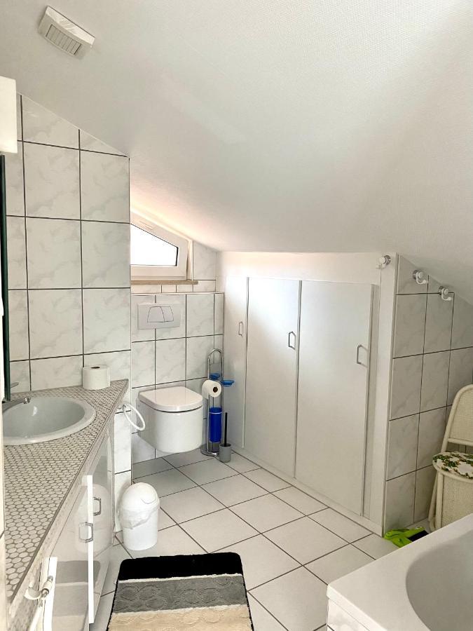 Moeblierte 3 Zimmer Apartment - Mit Smart Tv, Wlan Und Kostenfreie Parkplaetze Schloß Holte-Stukenbrock Eksteriør bilde